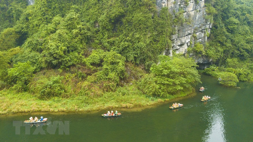 Le complexe paysager de Trang An possède des montagnes calcaires dominant une rivière paisible, des sites sacrés, une flore et une faune riches.