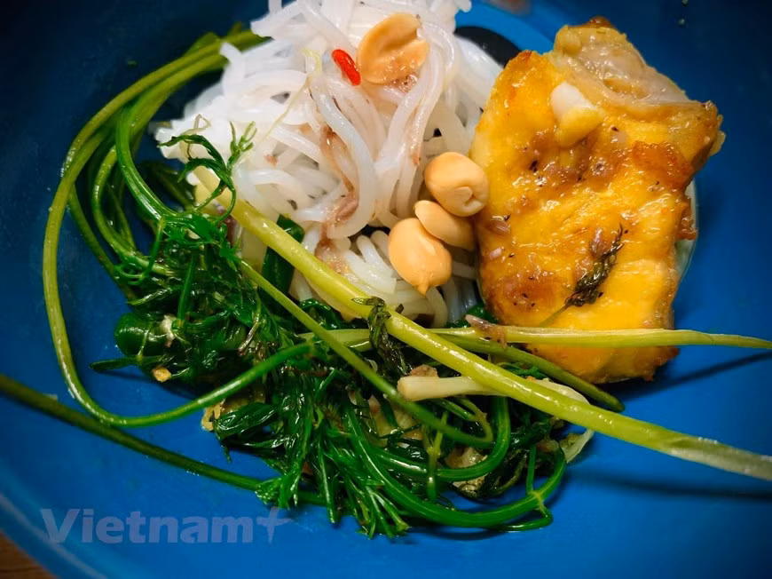  Outre le restaurant Cha ca La Vong au 14 rue Cha ca (dans le vieux quartier de Hanoï, d’autres bonnes adresses pour le manger dans la capitale sont les ''Quan Ngon'' (Bons restaurants) au 18 rue Phan Boi Chau; B2 Vincom Royal city 72B rue Nguyễn Trãi ; restaurant au 69 rue Mã Mây (dans le vieux quartier de Hanoï), Cha ca Thang Long au 21 rue Duong Thanh, Hoan Kiem ; Cha ca Anh Vu au 120K1 rue Giang Vo, Ba Dinh… Normalement, les cuisiniers du Cha Ca La Vong ne préparent qu'un seul plat, le Cha Ca, comme s'il était à leurs yeux le seul digne d'être dégusté. Photo : Vietnamplus 