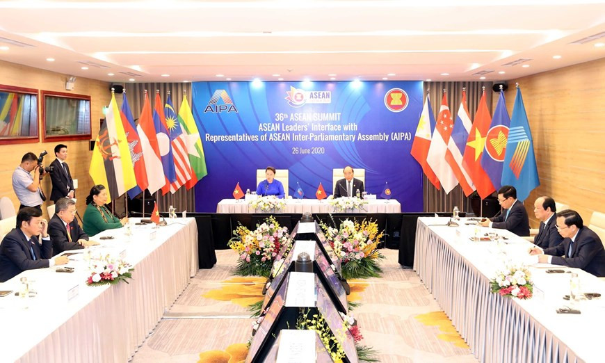  Le 26 juin, le Premier ministre vietnamien Nguyên Xuân Phuc et la présidente de l’AN Nguyên Thi Kim Ngân ont co-présidé une session extraordinaire des dirigeants de l’ASEAN dans le cadre du 36e Sommet de l’ASEAN sur l’autonomisation des femmes à l’ère numérique.