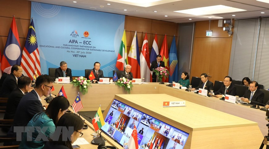  Une conférence virtuelle intitulée ''Partenariat parlementaire sur la coopération éducative et culturelle pour le développement durable'' (AIPA ECC) a eu lieu le 30 juillet sous l'égide du vice-président de l’AN, Phùng Quôc Hiên.