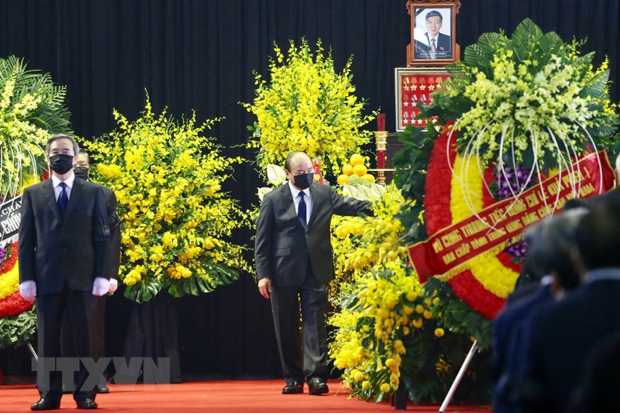  Le Premier ministre Nguyên Xuân Phuc rend un dernier hommage à l’ancien secrétaire général du Parti Lê Kha Phiêu. 