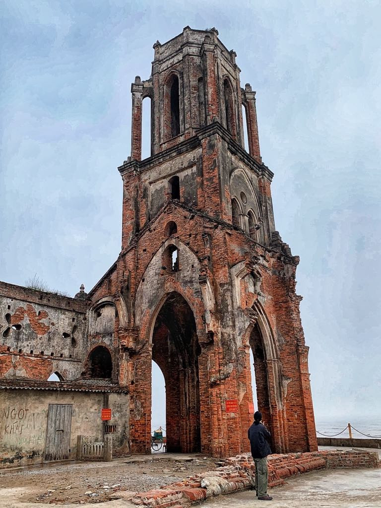  Située à environ 120 km de Hanoi, la vieille église est maintenant une destination de visite. C'est aussi un site de prédilection pour les photos de mariage. L'ancienne église dévoile tous ses charmes sous le soleil de l'aube et du crépuscule. Ce qui a périclité exerce souvent une grande attraction. Cette église solitaire a une beauté presque sauvage. La vieille église est maintenant une destination de visite. Les touristes et les photographes rêvent d’y poser les pieds au moins une fois. C'est aussi un site de prédilection pour les photos de mariage. Photo: Vietnamplus