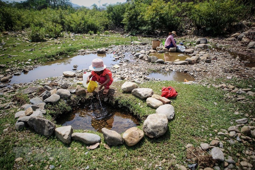  Les habitants du village de Ta Noi, district de Ninh Son, doivent utiliser les flaques d'eau laissées dans les ruisseaux pour se laver et vivre.