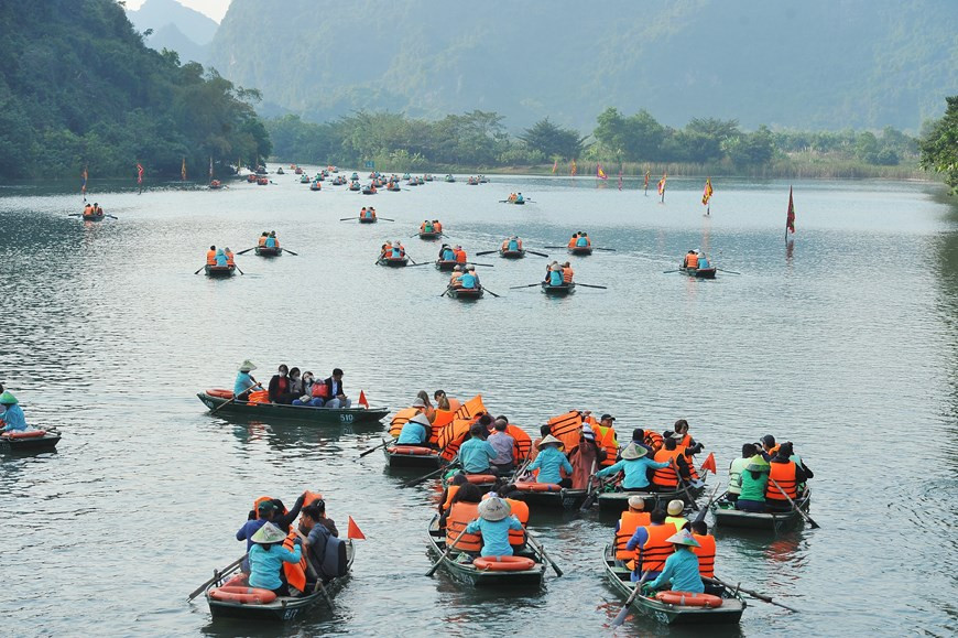  Ce complexe paysager d'une superficie totale de 12.252 ha se trouve dans les districts de Hoa Lu, Gia Vien, Nho Quan, la ville de Ninh Binh, et le chef-lieu de Tam Diep.