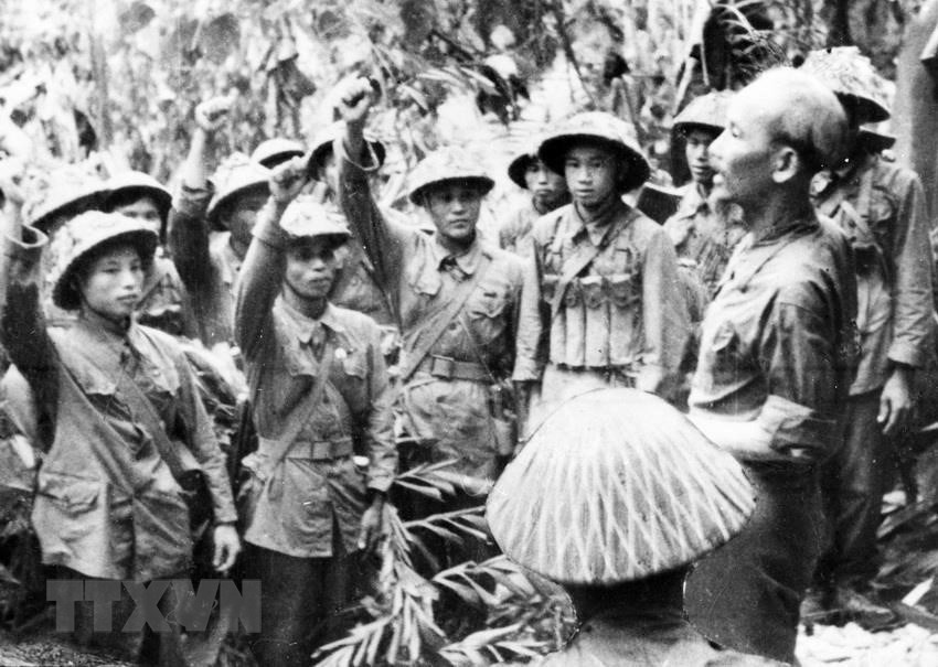  Le Président Ho Chi Minh rend visite à une troupe de soldats qui a participé à la campagne de Dien Bien Phu en 1954.