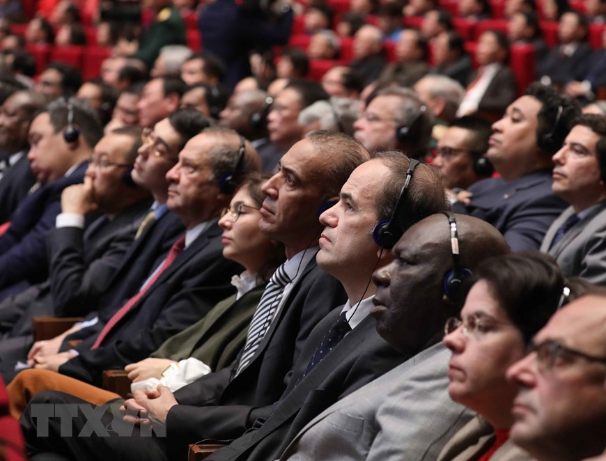  Des délégués internationaux assistent à la cérémonie. 