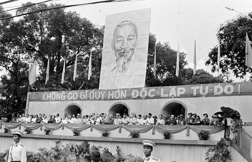 Le matin du 15 mai 1975, des millions de personnes se rassemblèrent sur la place devant le siège du Comité d'administration militaire de Saigon pour assister à la cérémonie de célébration de la victoire. 