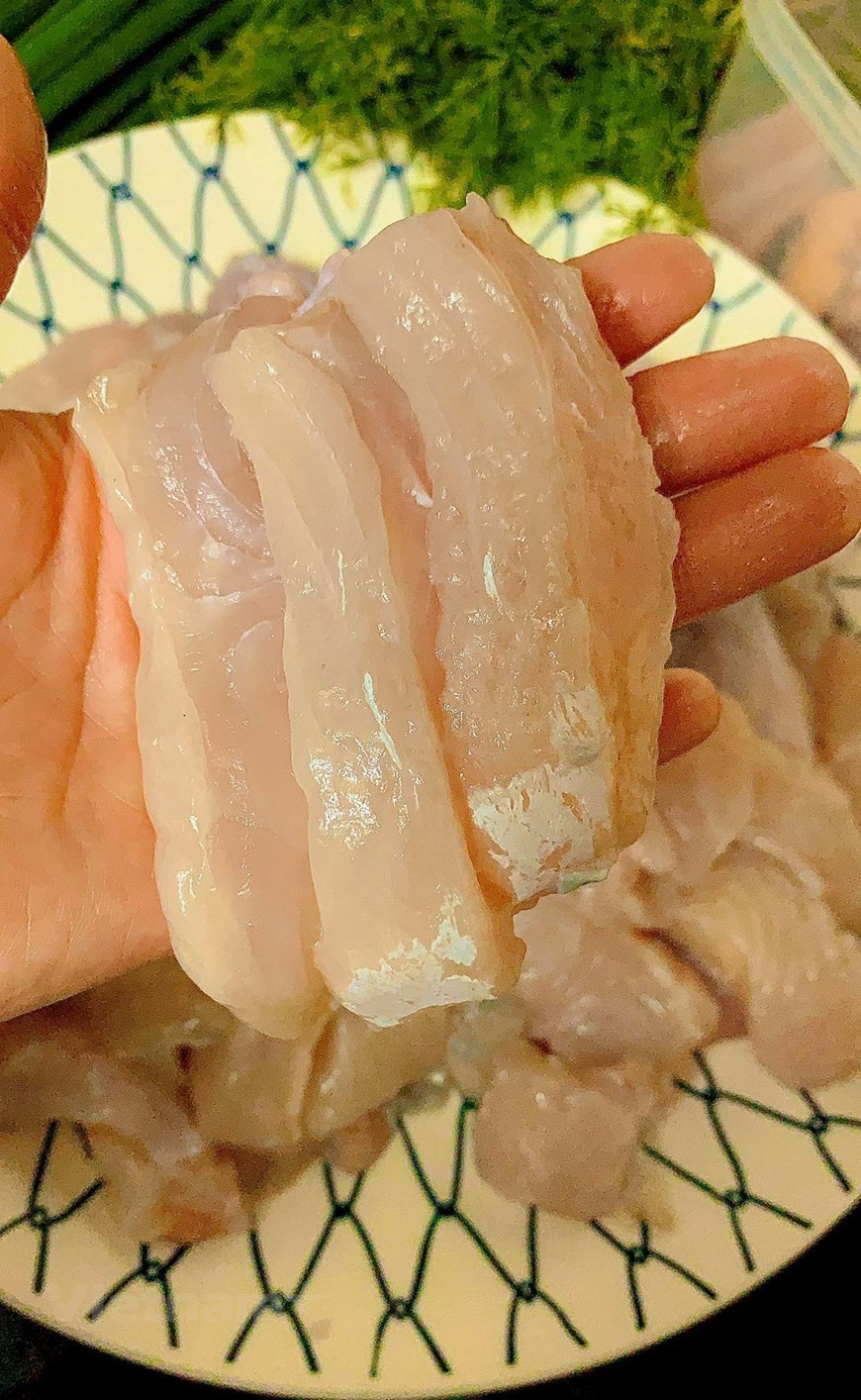  Des filets de poisson Lang (Hemibagrus elongatus, dont la chair est parfumée et grasse), d’un beau jaune de curcuma une fois grillés, se dégustent chaud avec des vermicelles de riz froid, accompagnés de la coriandre, du basilic Lang du village éponyme, de l’aneth, de la ciboulette et des cacahuètes grillées. À chaque bouchée, on trempe du cha ca dans la sauce mam tom qui est une expérience inédite pour les palais occidentaux. Si le mam tom, sauce à base de pâte de crevettes fermentée surprend par une odeur particulière, les herbes aromatiques s’y retrouvent sublimées pour créer un équilibre de saveurs qui succombe même les plus difficiles. Photo : Vietnamplus