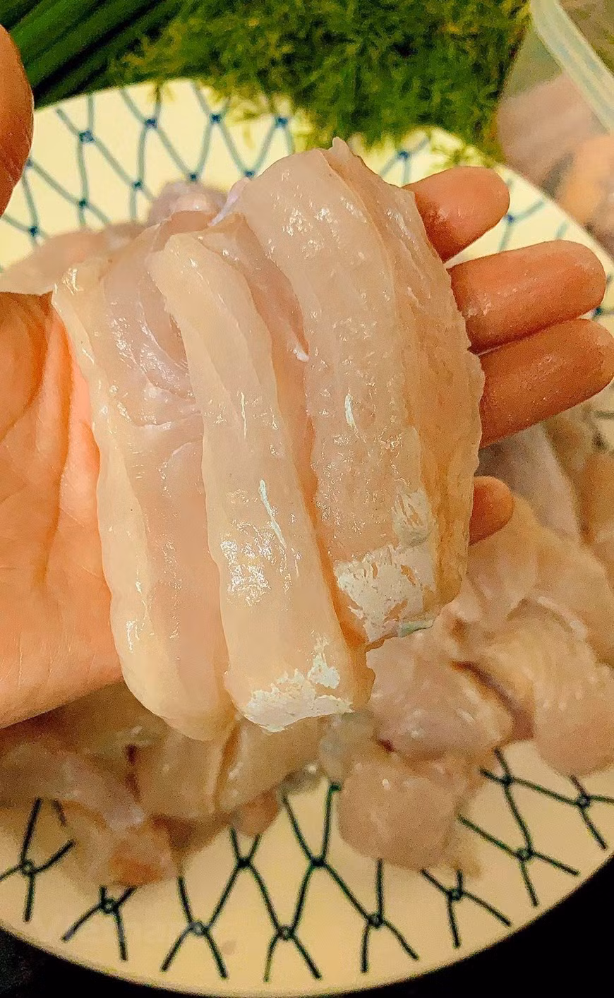  Des filets de poisson Lang (Hemibagrus elongatus, dont la chair est parfumée et grasse), d’un beau jaune de curcuma une fois grillés, se dégustent chaud avec des vermicelles de riz froid, accompagnés de la coriandre, du basilic Lang du village éponyme, de l’aneth, de la ciboulette et des cacahuètes grillées. À chaque bouchée, on trempe du cha ca dans la sauce mam tom qui est une expérience inédite pour les palais occidentaux. Si le mam tom, sauce à base de pâte de crevettes fermentée surprend par une odeur particulière, les herbes aromatiques s’y retrouvent sublimées pour créer un équilibre de saveurs qui succombe même les plus difficiles. Photo : Vietnamplus 