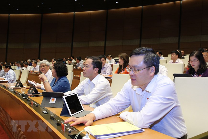  Les députés ont appuyé sur un bouton pour approuver la résolution sur la ratification de l'accord de libre-échange entre l'Union européenne et le Vietnam (EVFTA).