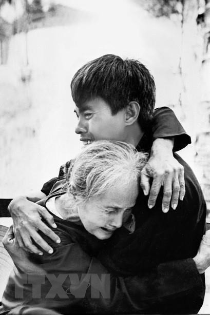 ''Retrouvailles d'une mère et de son fils'' de Lam Hong Phong, journaliste de la VNA, a reçu le prix Ho Chi Minh en 1996.