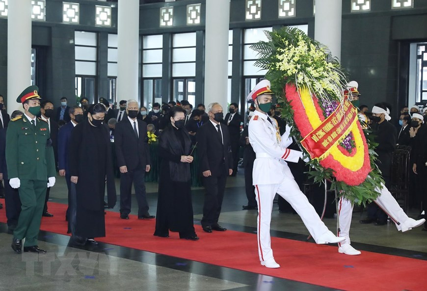  La délégation de l’Assemblée nationale conduite par sa présidente Nguyên Thi Kim Ngân rend hommage à l’ancien secrétaire général du Parti Lê Kha Phiêu. 