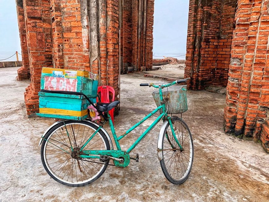  Le district vient ainsi d'achever un plan pour faire de la plage de Hai Ly, de 20 ha, un témoignage du changement climatique et un site d’écotourisme. Photo: Vietnamplus