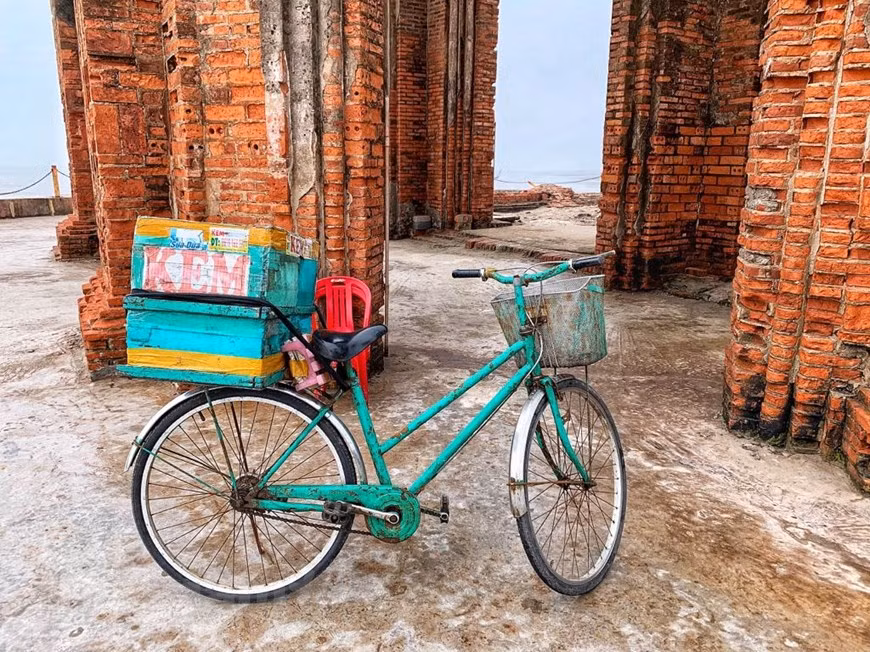  Le district vient ainsi d'achever un plan pour faire de la plage de Hai Ly, de 20 ha, un témoignage du changement climatique et un site d’écotourisme. Photo: Vietnamplus 