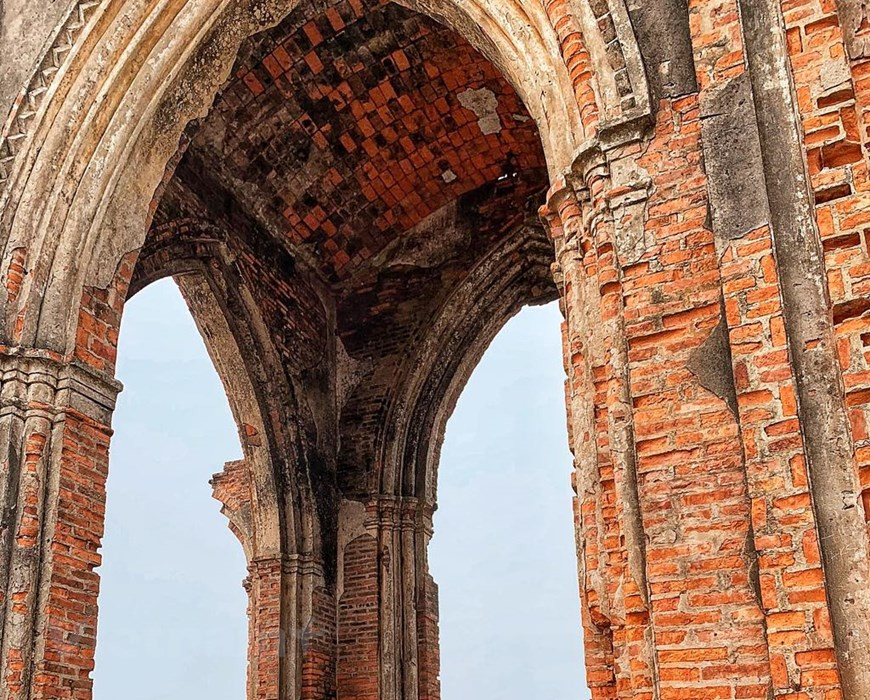  Des traces d'érosion côtière peuvent être observées sur les anciens murs de l'église. Photo: Vietnamplus