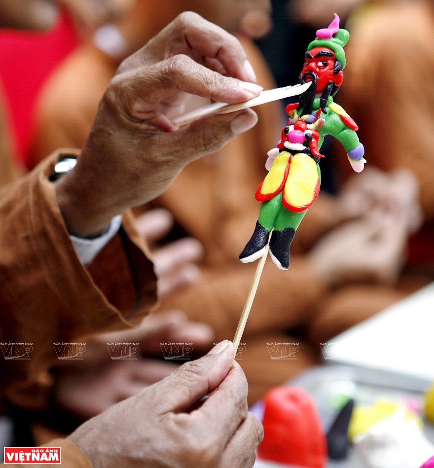  Auparavant, ces figurines étaient destinées aux offrandes aux génies. Elles prenaient alors la forme d’animaux tels que paon, poulet, buffle, bœuf, cochon, poisson...