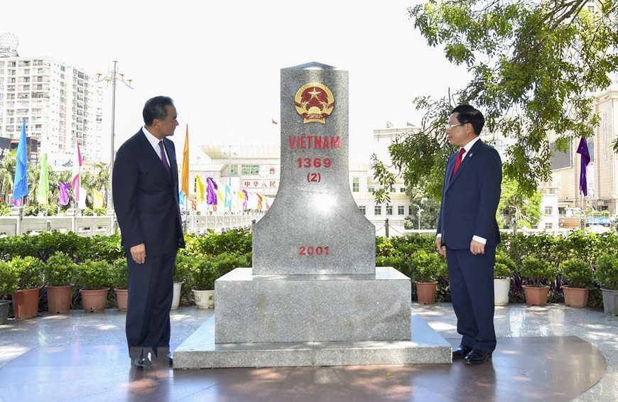  Pham Binh Minh (droite), vice-Premier ministre et ministre vietnamien des Affaires étrangères, et Wang Yi, conseiller d’Etat et ministre chinois des Affaires étrangères, visitent la borne frontalière 1369 au Vietnam. 