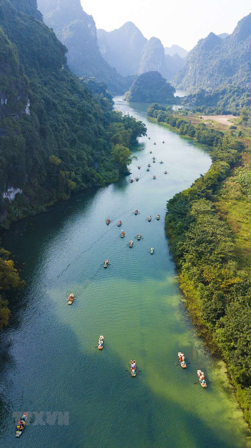  L'une des expériences intéressantes pour les visiteurs est de contempler le paysage de Trang An à bord d’un bateau.