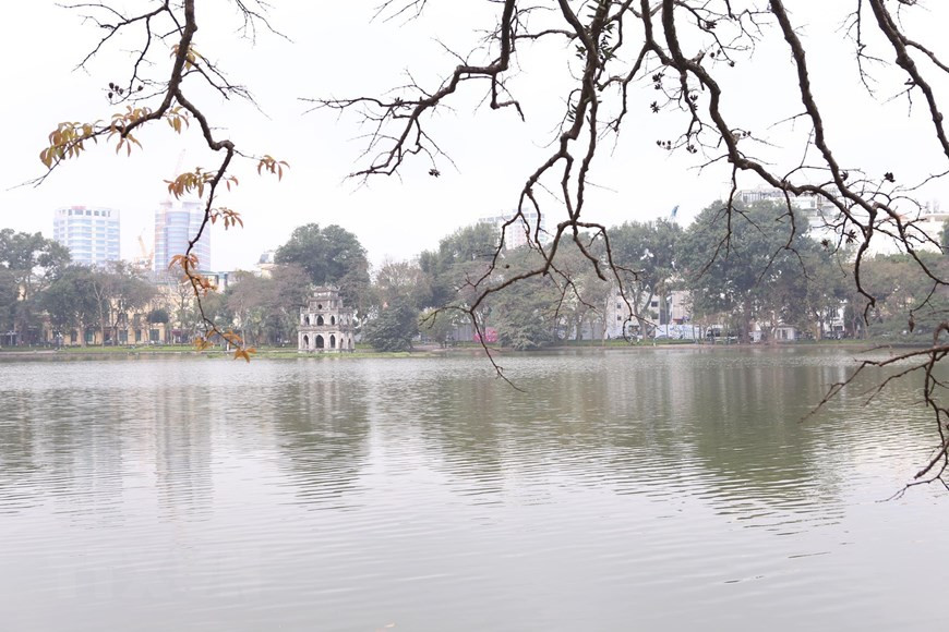  La beauté de Ho Guom ou Ho Hoan Kiem (lac de l’Épée restituée) à l’intersaison quand le printemps s’est installé, mais l'hiver n’est pas encore terminé.