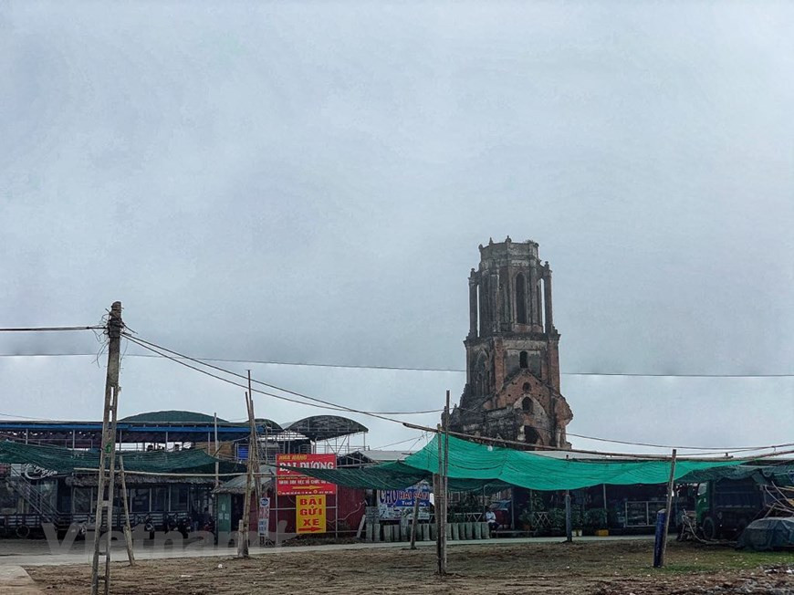  L'ancienne église dévoile tous ses charmes sous le soleil de l'aube et du crépuscule. Les autorités locales font des efforts pour conserver l’église, en particulier son clocher. Photo: Vietnamplus