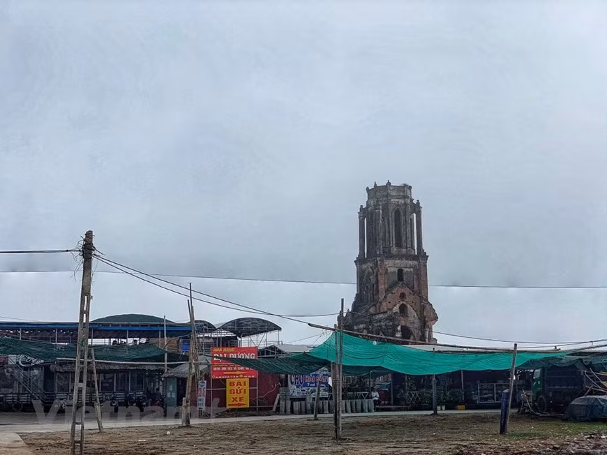  L'ancienne église dévoile tous ses charmes sous le soleil de l'aube et du crépuscule. Les autorités locales font des efforts pour conserver l’église, en particulier son clocher. Photo: Vietnamplus 