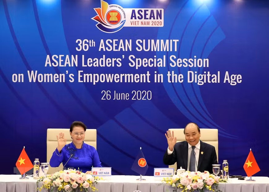 Le 26 juin, le Premier ministre vietnamien Nguyên Xuân Phuc et la présidente de l’AN Nguyên Thi Kim Ngân ont co-présidé une session extraordinaire des dirigeants de l’ASEAN dans le cadre du 36e Sommet de l’ASEAN sur l’autonomisation des femmes à l’ère numérique. 