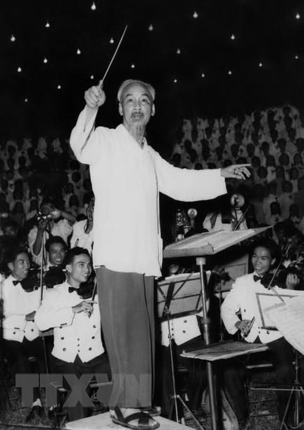  La photo ''Bác Hồ bắt nhịp bài ca kết đoàn'' (L’Oncle Hô bat la mesure de la chanson de solidarité) de Lam Hong Phong a été remise le prix Ho Chi Minh en 1996.