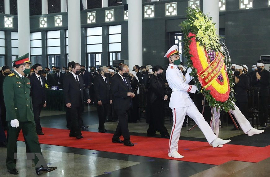  La délégation du Comité central du PCV conduite par le Premier ministre Nguyen Xuan Phuc, rend un dernier hommage à l’ancien secrétaire général du Parti Lê Kha Phiêu. 