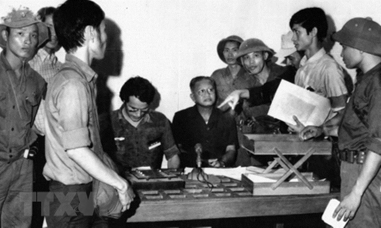 Le cabinet du président Duong Van Minh s’est rendu sans condition à l’armée de libération, mettant fin à la guerre de résistance anti-américaine, le 30 avril 1975.