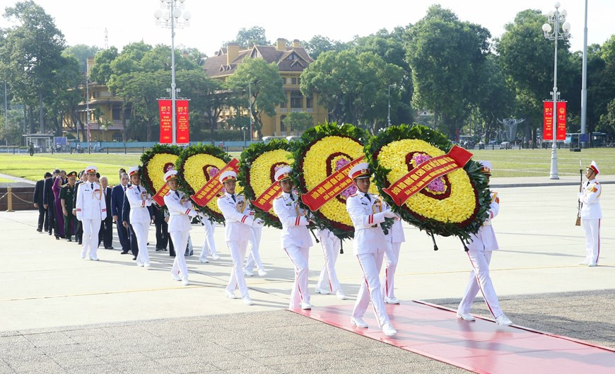  Une délégation des dirigeants du Parti, de l'État, du Front de la Patrie du Vietnam dépose une gerbe de fleurs pour rendre hommage au Président Ho Chi Minh en son mausolée. 