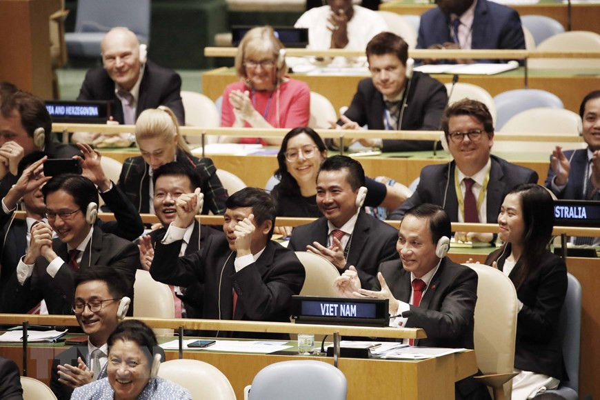  Le 7 juin 2019, lors de la séance plénière de l'Assemblée générale des Nations Unies, le Vietnam a été élu membre non permanent du Conseil de sécurité des Nations Unies pour la période 2020 – 2021, avec un vote de record de 192 voix sur 193.