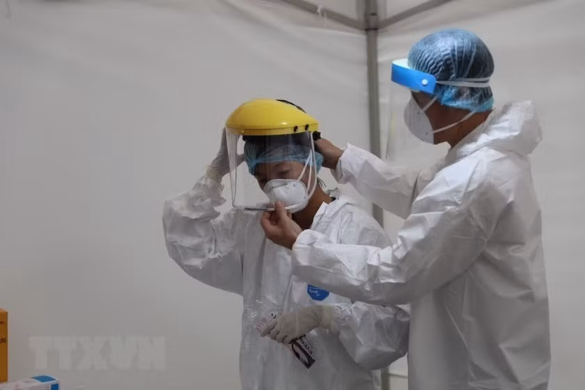  Un groupe de travail prépare les équipements à l'école secondaire de Dong Da dans la matinée du 31 mars. 