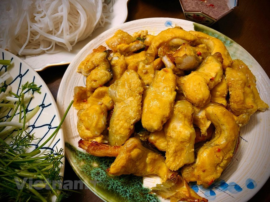  Une fois marinés durant au moins deux heures, les filets parfumés sont frits ensuite au-dessus d'un gril de charbon de bois. Avant de servir, on trempe le poisson grillé dans l’huile bouillonnante d’une poêle. Le cha ca, les herbes aromatiques et les cacahouètes sont bien mélangés pour vous mettre rapidement en appétit. Voilà un plat convivial qu’on aime déguster en famille ou entre amis autour d’une poêle nourrissante et pleine de couleurs. Concernant la fameuse sauce ''mam tom'', pas de panique ! On a une alternative pour vous soulager avec une sauce aigre-douce à base de saumure de poisson. Photo : Vietnamplus