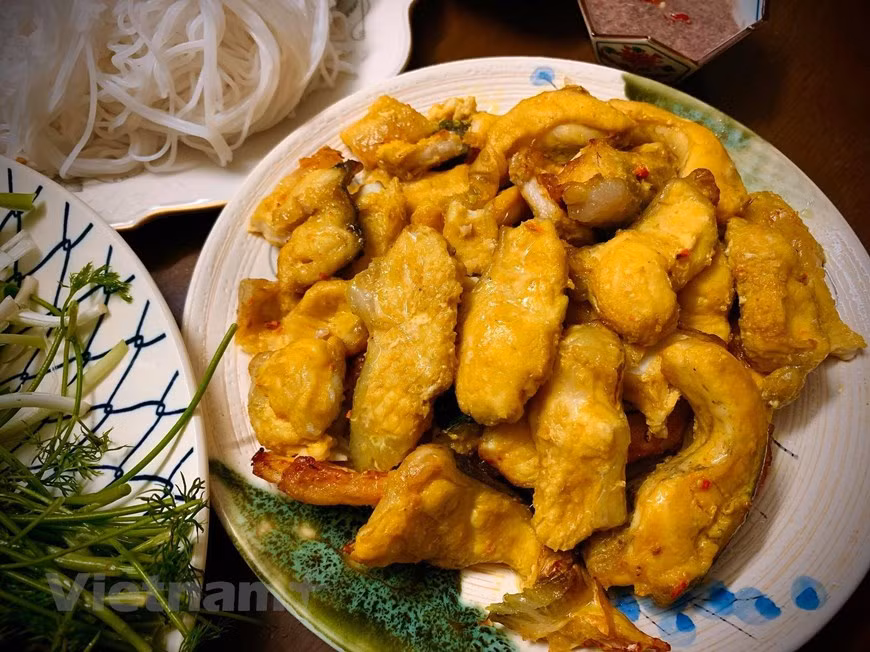  Une fois marinés durant au moins deux heures, les filets parfumés sont frits ensuite au-dessus d'un gril de charbon de bois. Avant de servir, on trempe le poisson grillé dans l’huile bouillonnante d’une poêle. Le cha ca, les herbes aromatiques et les cacahouètes sont bien mélangés pour vous mettre rapidement en appétit. Voilà un plat convivial qu’on aime déguster en famille ou entre amis autour d’une poêle nourrissante et pleine de couleurs. Concernant la fameuse sauce ''mam tom'', pas de panique ! On a une alternative pour vous soulager avec une sauce aigre-douce à base de saumure de poisson. Photo : Vietnamplus 