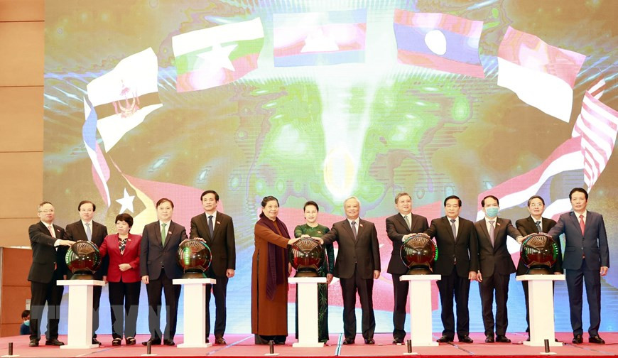  Le 13 août, la présidente de l’Assemblée nationale (AN) Nguyên Thi Kim Ngân et des délégués ont participé à une cérémonie marquant la présentation du portail, de l’application mobile et du programme d’identification de l’Année de la présidence vietnamienne de l’AIPA 2020.