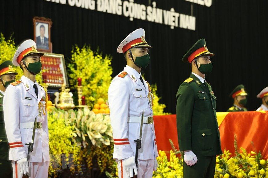  Le cercueil de l’ancien secrétaire général du PCV Lê Kha Phiêu est gardé par des militaires. 