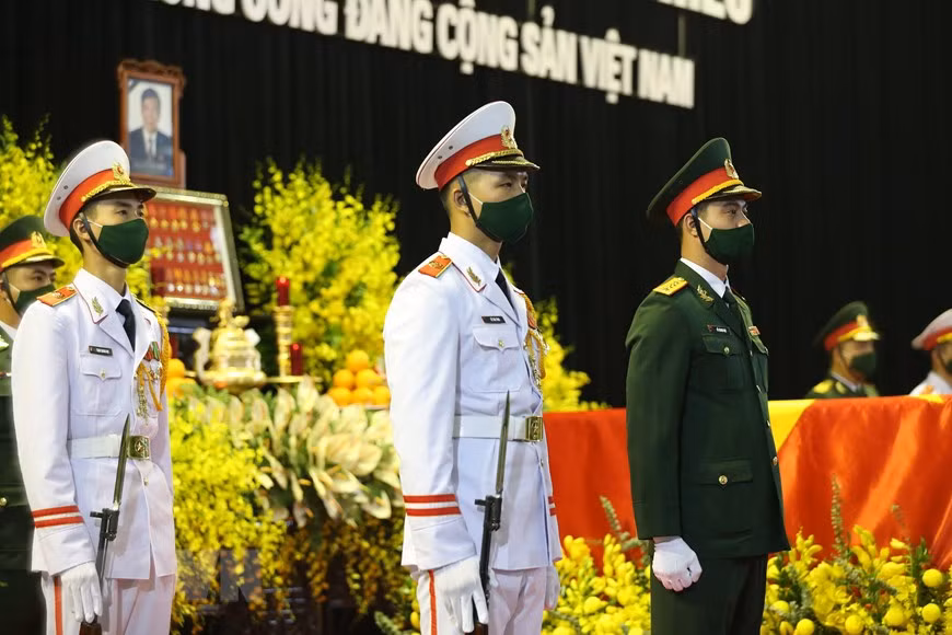  Le cercueil de l’ancien secrétaire général du PCV Lê Kha Phiêu est gardé par des militaires. 