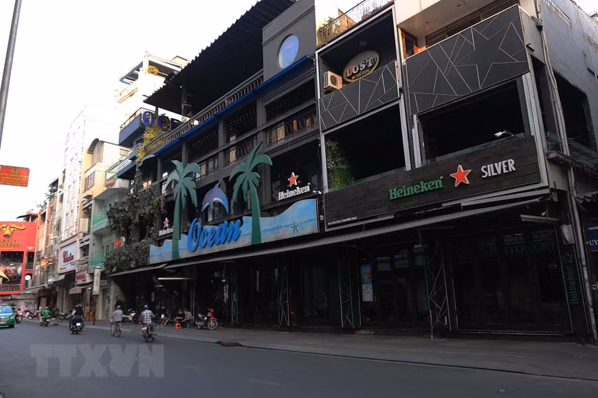  Des bas et brasseries de la rue Bui Vien (premier arrondissement) suspendent temporairement leurs activités. 