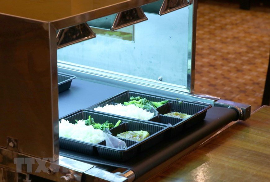  L’association caritative Da Nang Kitchen utilise un projecteur d'UV pour désinfecter les aliments avant la mise en conserve.