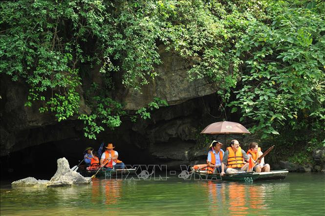Touristes vietnamiens et étrangers visitant le complexe paysager de Trang An.