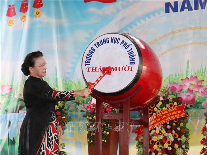 La présidente de l'AN Nguyen Thi Kim Ngan bat le tambour lors de la cérémonie de rentrée scolaire au lycée de Thap Muoi, province de Dong Thap. Photo: Trong Duc/VNA