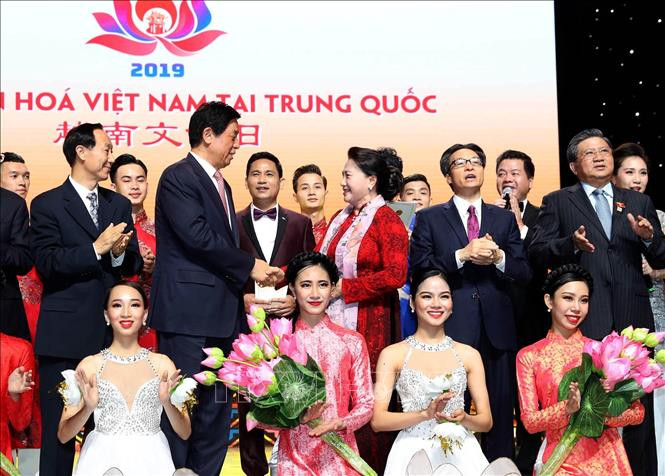 Ils échangent avec des artistes des deux pays.