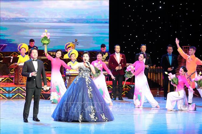 Un autre numéro des artistes vietnamiens.