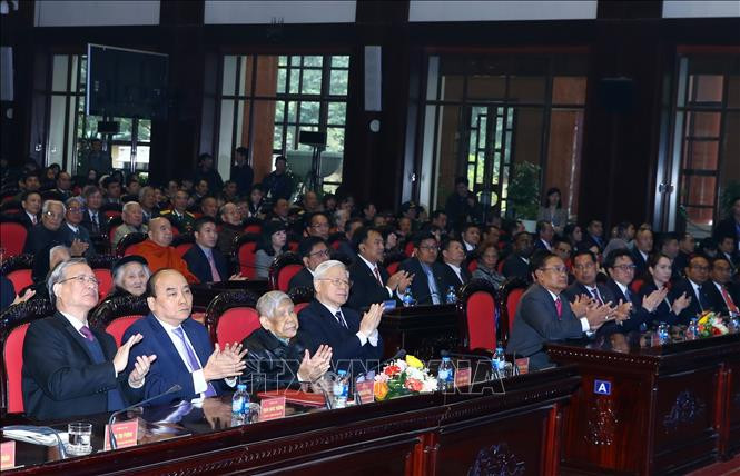 Le secrétaire général et président Nguyen Phu Trong, le Premier ministre Nguyen Xuan Phuc et d'autres dirigeants du Parti et de l'État vietnamiens ont participé à la cérémonie.