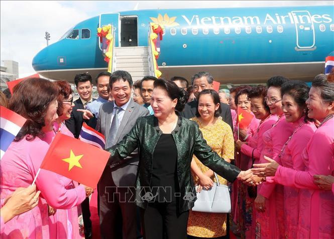 La présidente de l'AN vietnamienne, Nguyen Thi Kim Ngan, à l'aéroport de la province d'Udon Thani.
