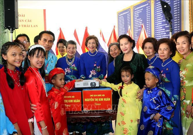 Nguyen Thi Kim Ngan remet des cadeaux aux élèves et Viet kieu résidant dans la province d'Udon Thani. 