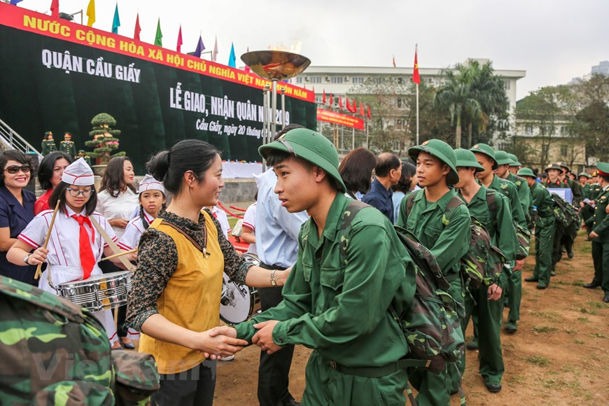 Des centaines de personnes sont également restées pour encourager leurs enfants à faire leur devoir.