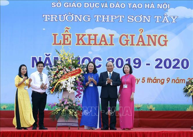 Le Premier ministre Nguyen Xuan Phuc assiste à la cérémonie de rentrée scolaire du lycée de Son Tay, à Hanoï. Photo: Thong Nhat