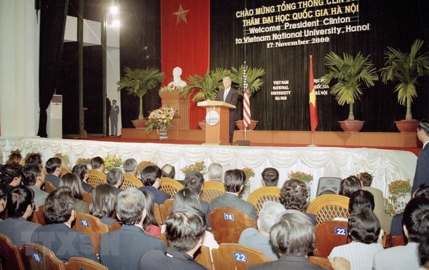 Bill Cliton parle avec les professeurs et étudiants de l'Université nationale de Hanoï, le 17 novvembre 2000. Photo: Trong Nghiep/VNA