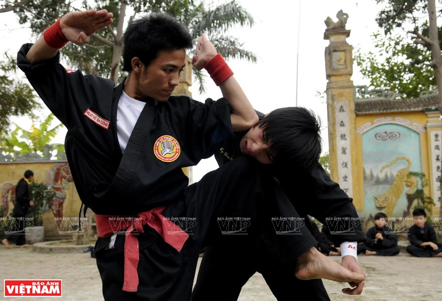 Nhập mô tả cho ảnhLes techniques de coude et de genou sont des techniques fondamentales et dangereuses des arts martiaux vietnamiens. Photo: Thanh Giang